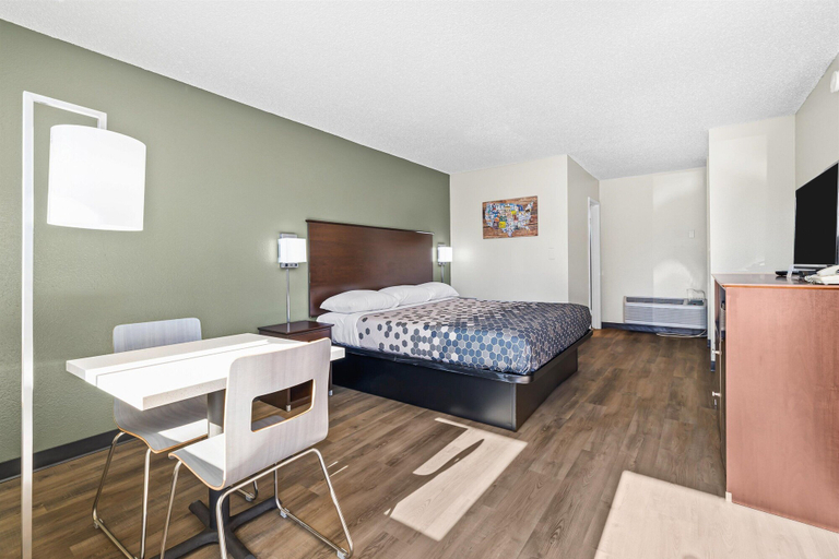 Bedroom 4, Bend Inn & Suites, Deschutes