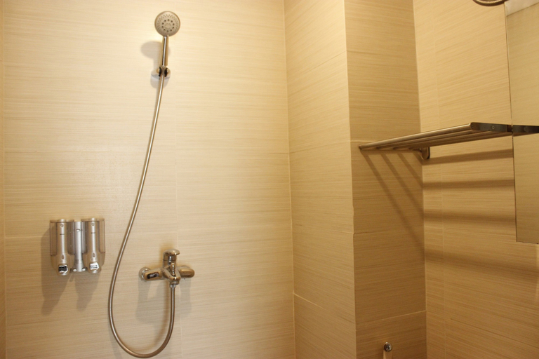 Bathroom 3, Exquisite 1BR Apartment at Gateway Pasteur, Bandung