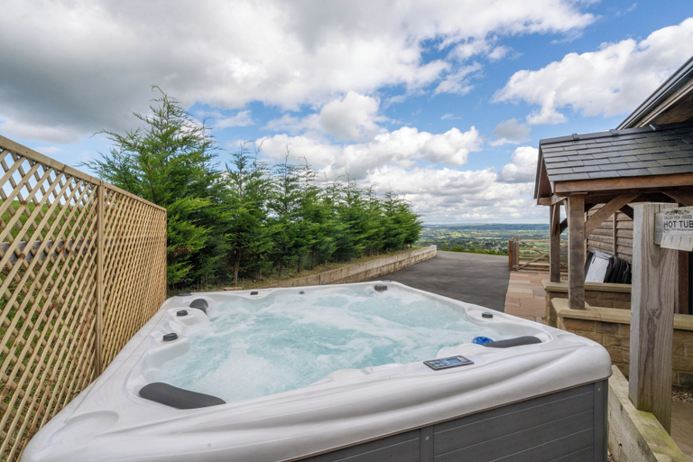 Sport & Beauty 5, Pendle View Sleeps 8 With Hot Tub, Lancashire