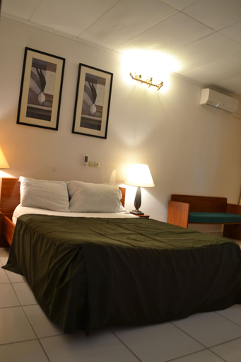 Bedroom 2, L'Aquarius Marina 2000, Wouri