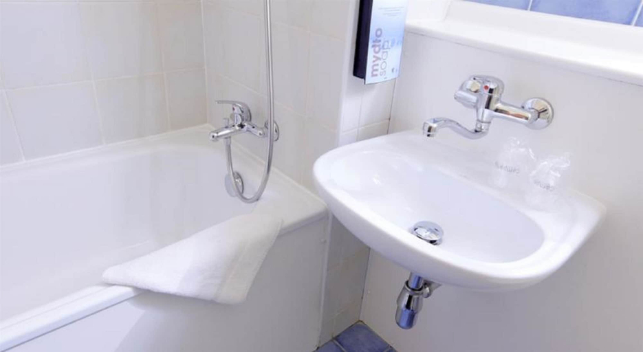 Bathroom 4, Campanile Maubeuge, Nord