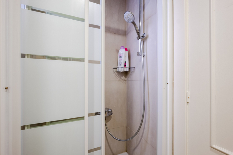 Bathroom 3, Comfortable 3BR Apartment Close to Placa Espana and Sants Station, Barcelona