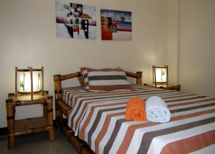 Bedroom 2, Squares Cafe and Apartments, Puerto Galera