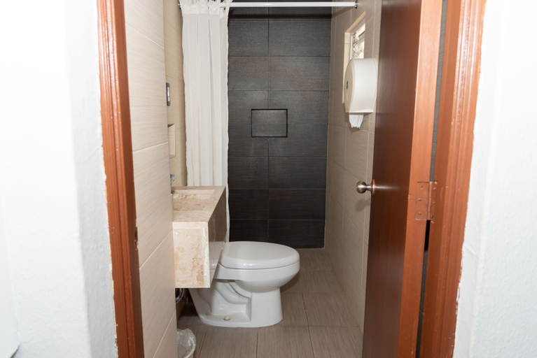 Bathroom 5, Impala Hotel in front of the ADO, Medellín