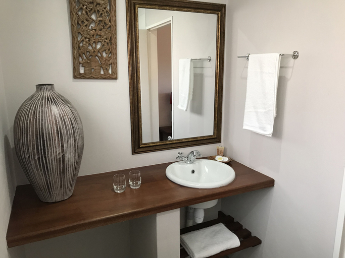 Bathroom 3, The Crown Guesthouse, Thabo Mofutsanyane