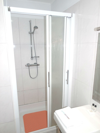 Bathroom 2, A01 - Avenue View Studio, Lagos