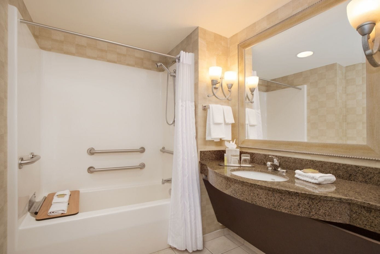Bathroom 5, DoubleTree by Hilton Bay City - Riverfront, Bay