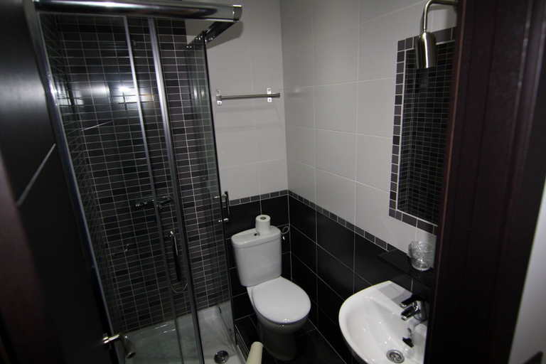 Bathroom 5, Hostal MH Fuencarral, Madrid