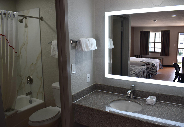 Bathroom 4, Quality Inn & Suites Weatherford, Parker