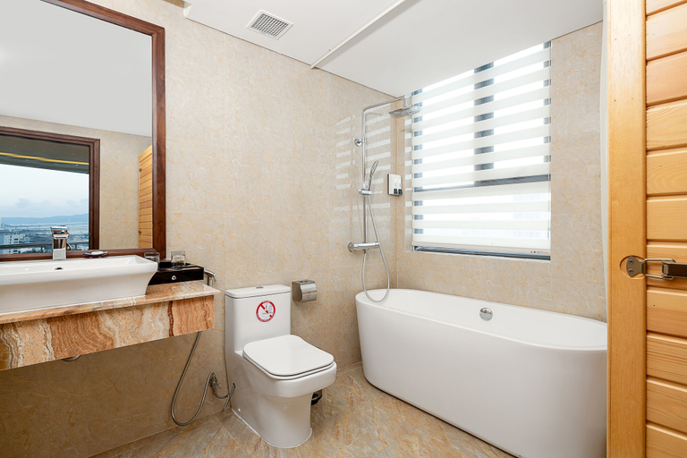 Bathroom 5, Luxtery Hotel, Da Nang