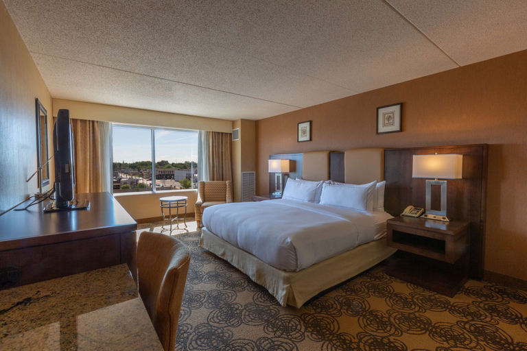 Bedroom 3, DoubleTree by Hilton Bay City - Riverfront, Bay