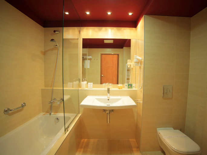Bathroom 5, Hotel Castle Garden, Budapesti