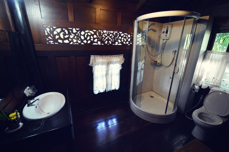 Bathroom 3, The Legend Maeklong, Muang Samut Songkhram