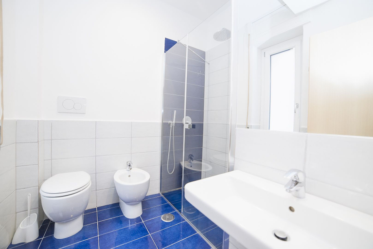 Bathroom 4, Hotel De Rosa, Salerno
