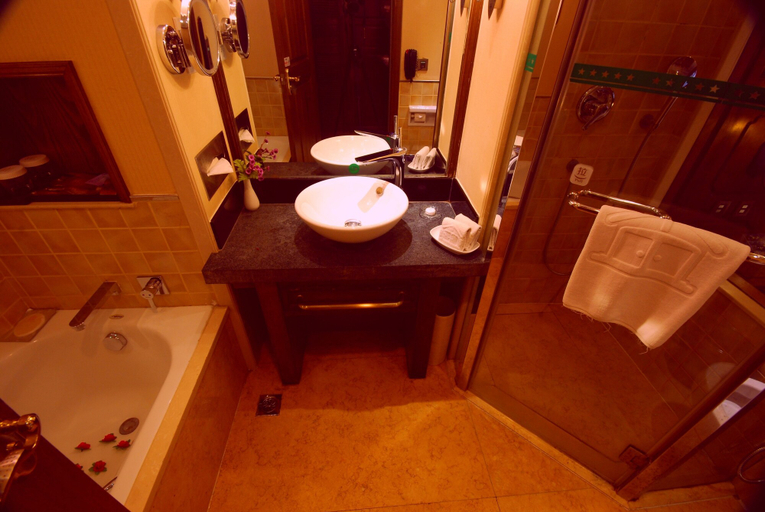 Bathroom 3, Lijiang Golden Path Hospitality, Lijiang