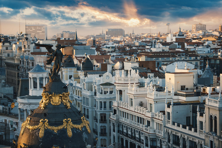 Nearby Landmark 3, M (MPE35A) Encantador Estudio con Cama Doble y Sof, Madrid