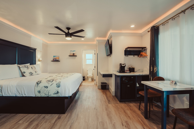 Bedroom 4, Blufftop Inn & Suites - Wharf/Restaurant District, San Luis Obispo