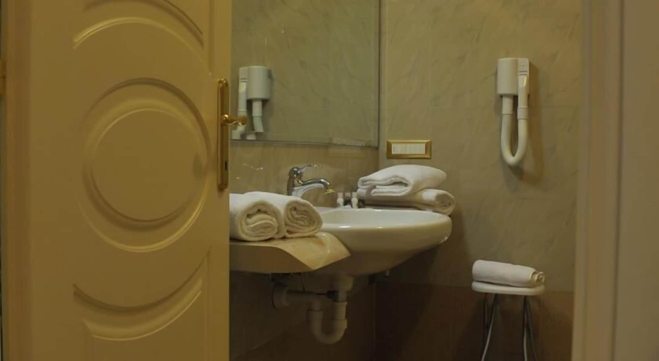 Bathroom 4, Hotel Verdi, Vicenza
