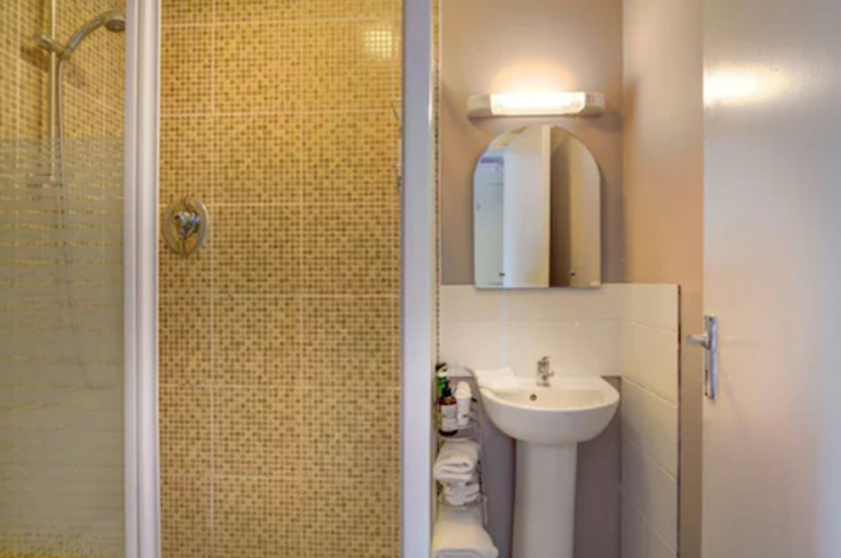 Bathroom 4, St. Aiden's Guesthouse, Dublin