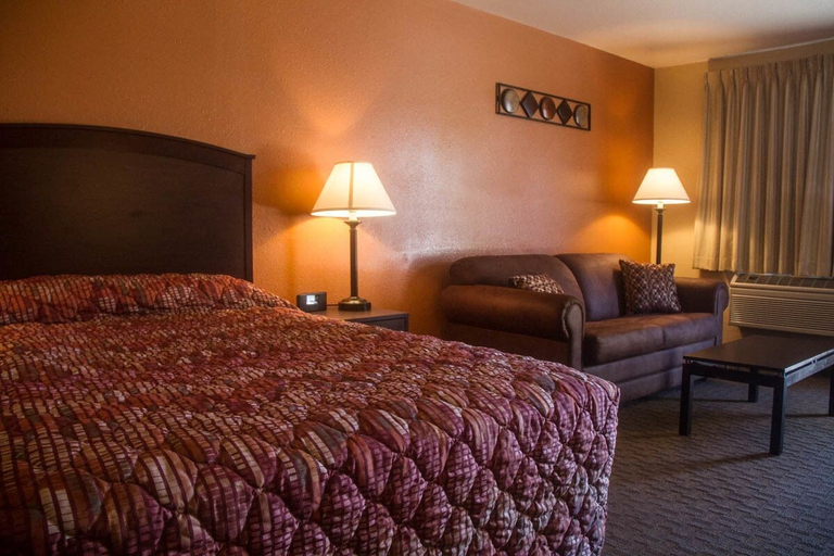 Bedroom 2, Cottonwood Inn, Phillips