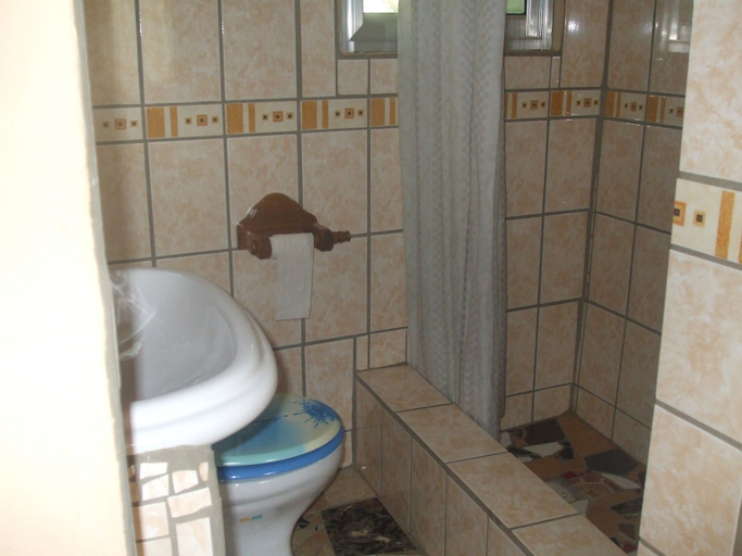 Bathroom 4, Camping-Sukuta & Lodge, Kombo Saint Mary