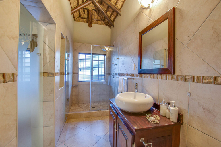 Bathroom 5, Kassaboera Lodge, Bojanala