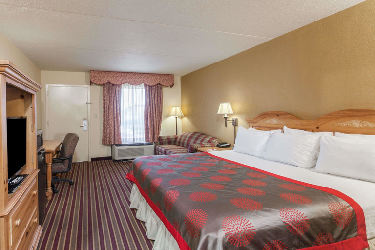Bedroom 2, Ramada by Wyndham Lebanon, Wilson