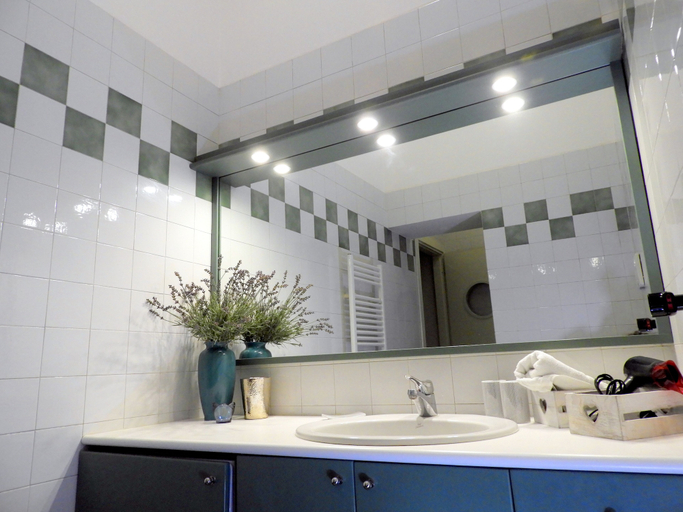 Bathroom sink 5, Bohemian 1 Bedroom Flat in Brera District, Milano