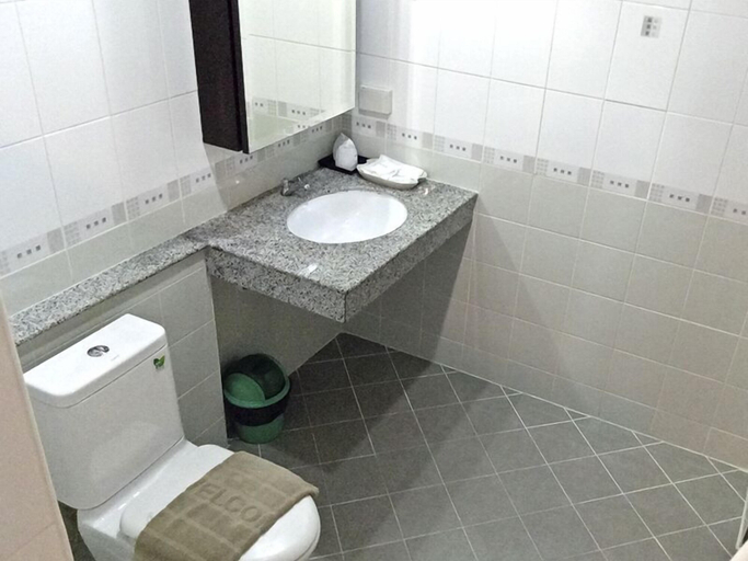 Bathroom 5, Zip Lounge & Apartments, Pattaya