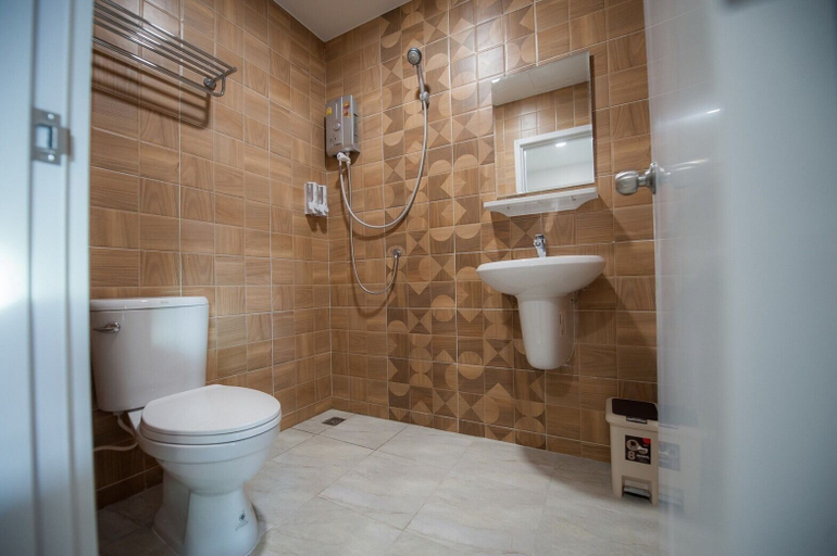 Bathroom 5, The Moon Night Hotel, Phra Nakhon