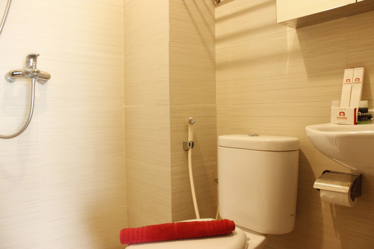 Bathroom 3, Exquisite 1BR Apartment at Gateway Pasteur, Bandung