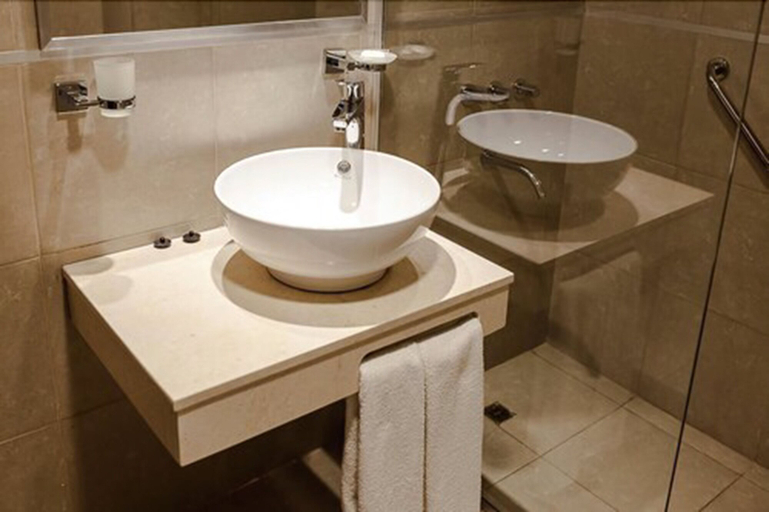 Bathroom 5, Ramada Plaza by Wyndham Tucuman, Capital