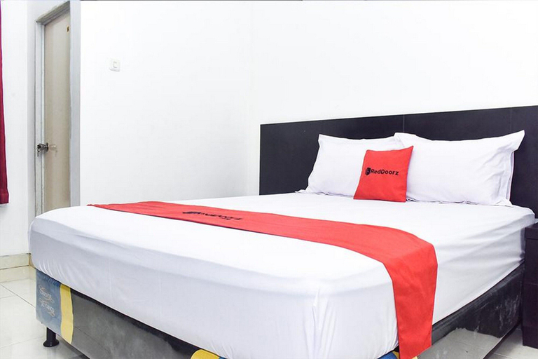 Bedroom 1, RedDoorz Syariah near Jalan Somba Opu, Makassar
