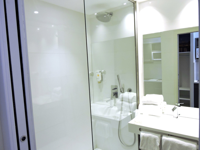 Bathroom 5, Victoria Garden Bordeaux Centre, Gironde
