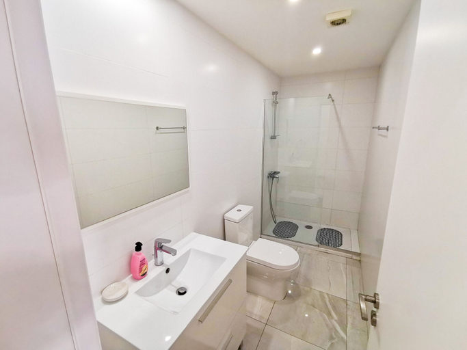 Bathroom 4, Vasilo Court Seaview City Apartment, Larnaca