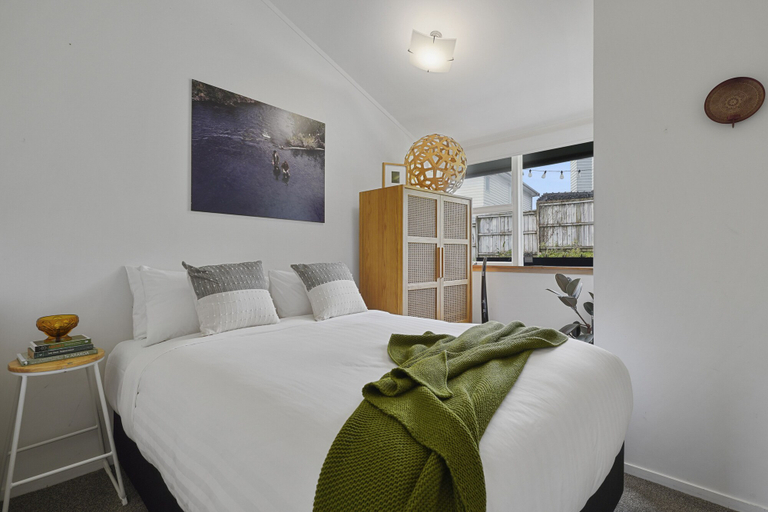 Bedroom 2, Central Quiet 2BR Apt - Wifi - Parking, Waitakere