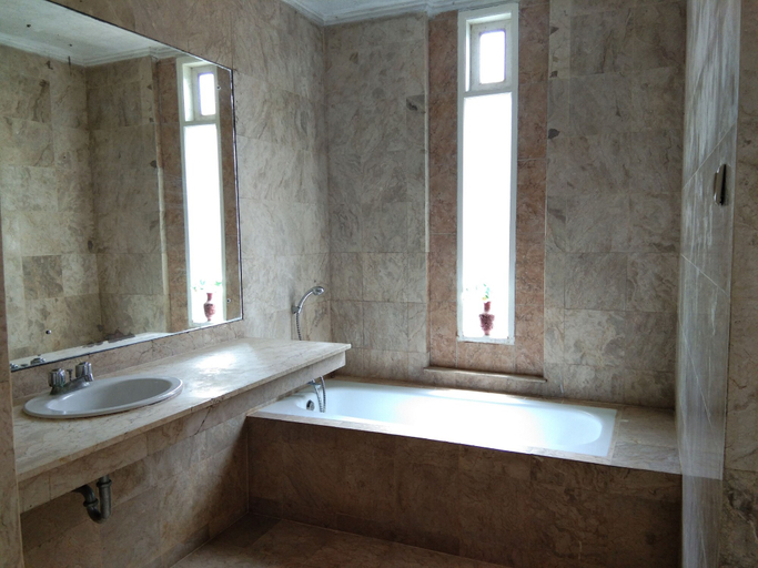Bathroom 4, Villa Danau 5 Bedroom for 50 pax, Cianjur