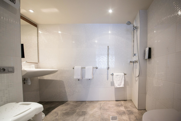 Bathroom 5, Campanile Nantes Sud - Rezé Aéroport, Loire-Atlantique
