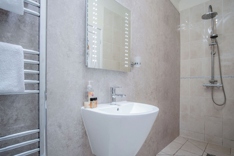 Bathroom 4, Gofan - 1 Bedroom Studio - St Ishmael's, Pembrokeshire