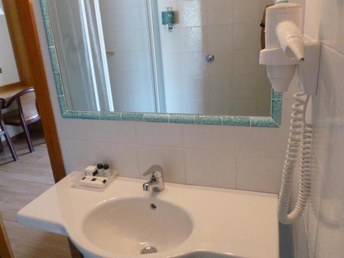 Bathroom 5, Hotel Plaza, Salerno