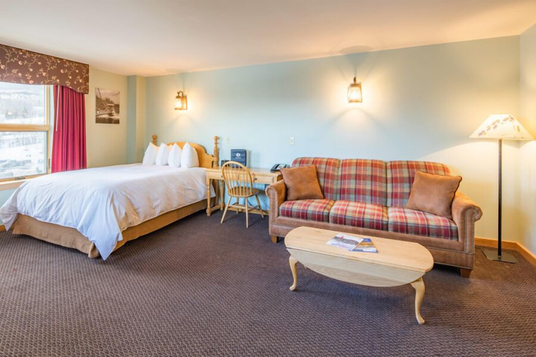 Bedroom 2, Sugarloaf Mountain Hotel, Franklin