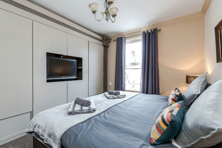 Bedroom, Watford General Suites, Hertfordshire