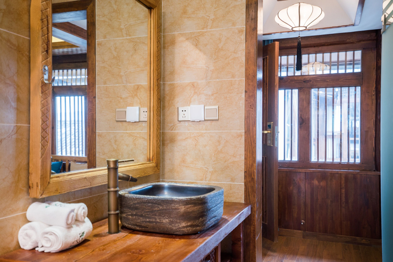 Bathroom 5, Lijiang Yue Tu Inn, Lijiang