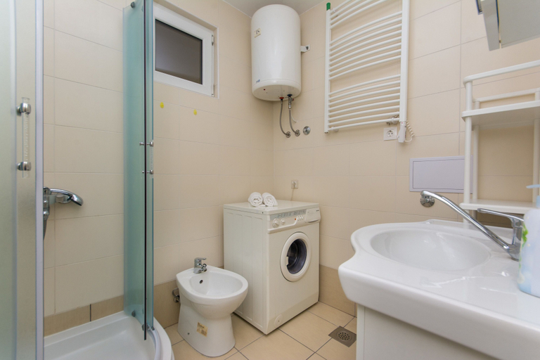 Bathroom 2, Mellow Yellow Dubrovnik, Dubrovnik