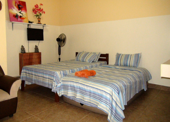 Bedroom 2, Squares Cafe and Apartments, Puerto Galera