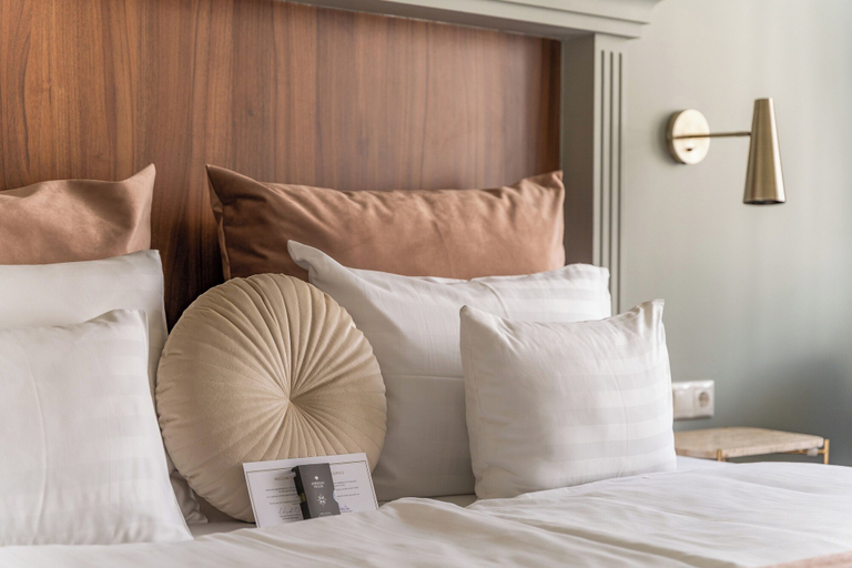 Bedroom 3, Queen's Court Hotel & Residence, Budapesti