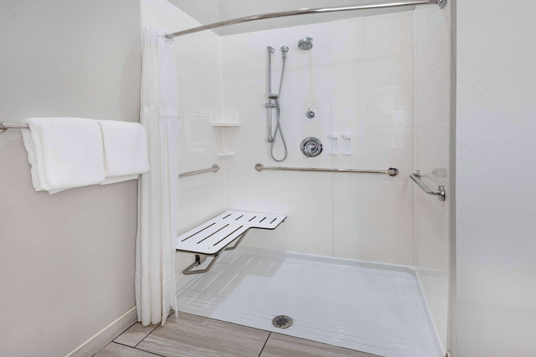 Bathroom 4, La Quinta Inn & Suites by Wyndham Jackson/Cape Girardeau, Cape Girardeau