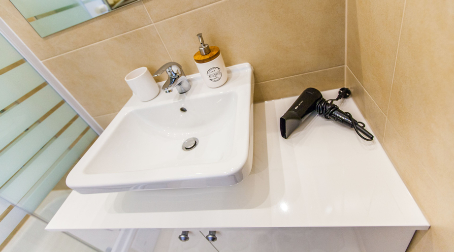 Bathroom, City Apartment by Stadthalle, Wien