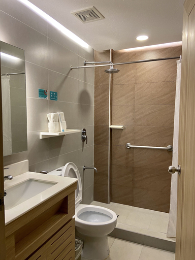 Bathroom 4, Microtel by Wyndham Tarlac, Tarlac City