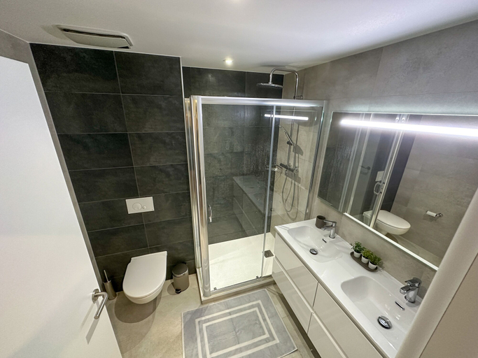 Bathroom 4, E1 Gibraltar, Gibraltar